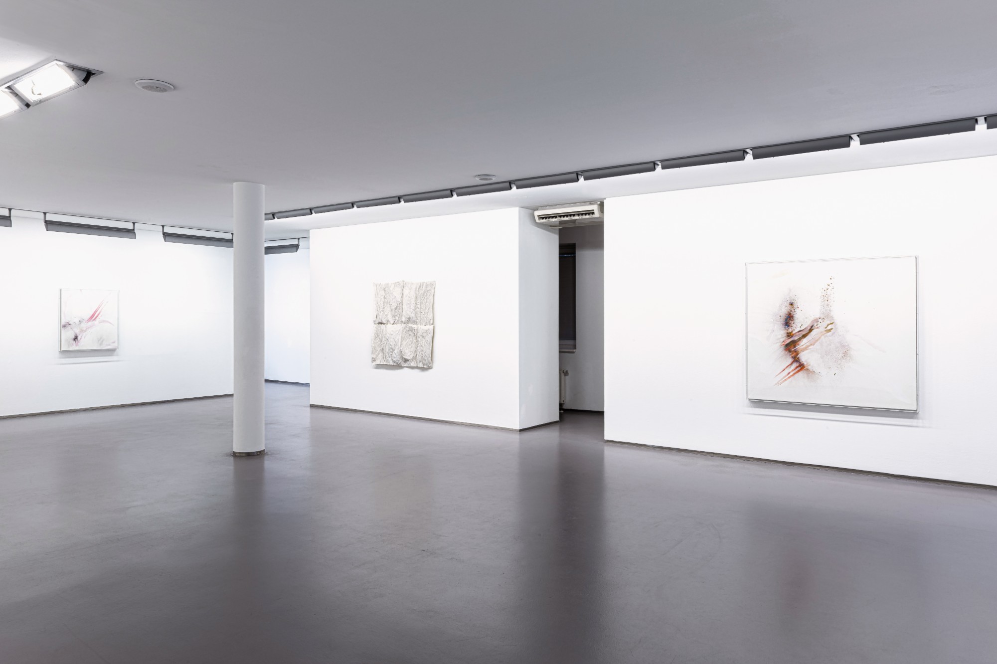 Body and Soul, Edith Dekyndt, Thilo Heinzmann, Elke Silvia Krystufek, Exhibition view, 2021